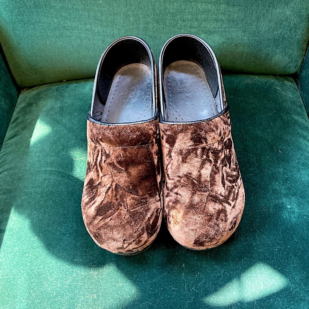 Dansko Casual Slip On Comfort Suede Clog Womens 🐌